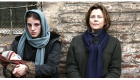 アネット・ベニング／『あの日の声を探して』-(C) La Petite Reine / La Classe Americaine / Roger Arpajou