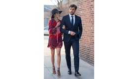 トミー  ヒルフィガーより、オリビア・パレルモ着用アイテム（ドレス 90,000円、カーディガン　66,000円、シューズ 90,000円）ヨハネス・ヒューブル着用アイテム（ スーツ 55,000円、シャツ 12,000円 ※タイ・シューズは参考商品）すべて税抜・参考価格。