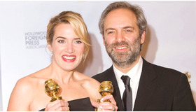 二つのトロフィーを手に喜びを見せるケイト・ウィンスレットと夫のサム・メンデス監督 -(C) AFLO