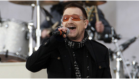 大統領就任記念イベントで熱唱するU2のボノ　-(C) Reuters/AFLO