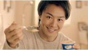 「牧場しぼり」のCMに出演する「EXILE」TAKAHIRO