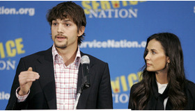 「THE PRESIDENTIAL PLEDGE」について語るアシュトン・カッチャーとデミ・ムーア　-(C) Reuters/AFLO