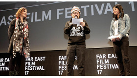 渋谷すばるさんの手紙を代読する山下敦弘監督