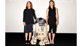 デイジー・リドリー（レイ役：写真右）＆キャスリーン・ケネディ（プロデューサー：写真左）＆R2D2（写真中央）／「スター・ウォーズ／フォースの覚醒」KICK OFF MEETING