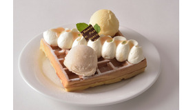 「ピエール マルコリーニ」夏の新メニュー。ピーチソルベとアーモンドミルクのアイスを香ばしいワッフルに乗せたシーズンワッフル｢ピーチ」。