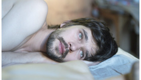 ベン・ウィショー、ラブシーン画像／『追憶と、踊りながら』　（C）LILTING PRODUCTION LIMITED / DOMINIC BUCHANAN PRODUCTIONS / FILM LONDON 2014