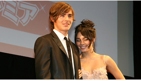 劇中同様、熱々ぶりを見せるザック・エフロン＆ヴァネッサ・ハジェンス