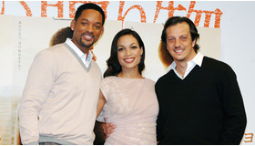 『7つの贈り物』来日記者会見。（左から）ロザリオ・ドーソン、ウィル・スミス、ガブリエレ・ムッチーノ監督