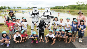 『スター・ウォーズ』デザインの田んぼアート田植えがスタート - (C) 2015 Lucasfilm Ltd. ＆ TM. All Rights Reserved