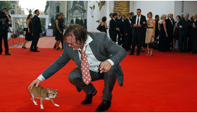 ヴェネチア国際映画祭のレッドカーペットを歩くミッキー・ロークと愛犬のロキ -(C) Reuters/AFLO