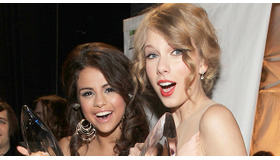 テイラー・スウィフト&セレーナ・ゴメス -(C) Getty Images