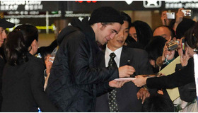 成田空港に到着早々、サインを求めるファンの声に応えるロバート