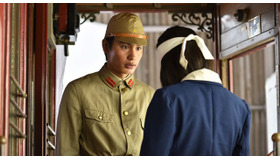 中村蒼＆黒島結菜／「一番電車が走った」-(C)NHK