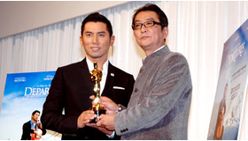 オスカー像を手に笑顔を見せる本木雅弘と滝田洋二郎監督