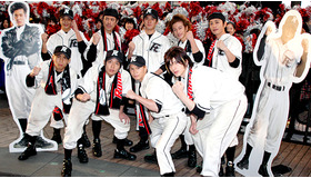 ニコガク野球部勢揃い！　（前列左から）中尾明慶、小出恵介、市原隼人、城田優、（後列左から）五十嵐隼士、桐谷健太、高岡蒼甫、佐藤健、川村陽介。佐藤隆太と尾上寛之はパネルで出席