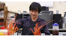 『南極料理人』撮影現場の一幕　堺雅人扮する料理人・西村が巨大エビフライを料理