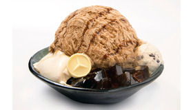 メルセデス・ベンツのロゴマークをあしらったホワイトチョコレートを乗せた「コーヒーかき氷」