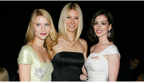 N.Y.で開催された『VALENTINO The Last Emperor』（原題）のプレミアに、クレア・デインズ（左）、グウィネス・パルトロー（中央）と共に出席したアン・ハサウェイ -(C) AFLO