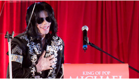 コンサートの発表会見に臨んだマイケル・ジャクソン -(C)AFLO