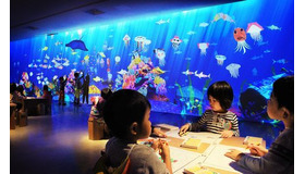 写真は、「チームラボ お絵かき水族館」のイメージ。