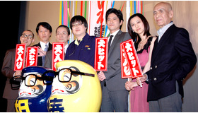 『鑑識・米沢守の事件簿』初日舞台挨拶。（左から）山西惇、川原和久、水谷豊、六角精児、萩原聖人、紺野まひる、長谷部安春監督