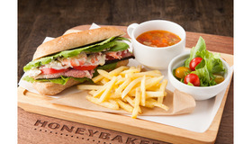 ランチのプレートメニューには、サンドイッチにローズマリーフライドポテトにシェフおすすめの惣菜付き。