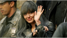 『Salt』（原題）撮影中のアンジー。手首には手錠が… -(C) Splash/AFLO