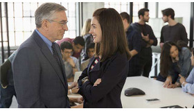 『マイ・インターン』　（C） 2015 WARNER BROS.ENTERTAINMENT INC.AND RATPAC-DUNE ENTERTAINMENT LLC ALL RIGHTS RESERVED