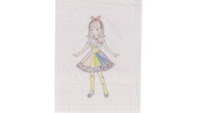 2014年、震災復興への想いから始まった明日を夢見るドレスプロジェクトで全国の小中学校・高校から1,300点以上の作品が寄せられた。写真は、Tシャツ制作予定の子供たちのデザイン画（1）。