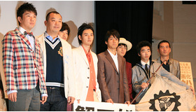 『蟹工船』完成披露会見（左から）木本武宏、木下隆行、新井浩文、松田龍平、西島秀俊、高良健吾、柄本時生、SABU監督