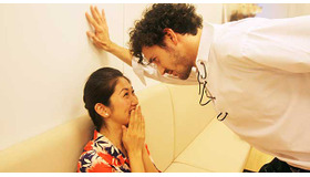 壁ドンする”スカート男子”