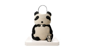 「ANTEPRIMA（アンテプリマ）」から、ジャイアント・パンダのフォルムがかわいいGIANT PANDA WIREBAG「ジャイアント・パンダ・ワイヤーバッグ」を9月12日（土）から期間限定でアンテプリマ表参道ヒルズ店に登場。