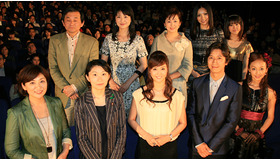 『BABY BABY BABY！』完成披露試写会（前左から）松下由樹、小渕優子議員、観月ありさ、谷原章介、神田うの（後左から）両沢監督、伊藤かずえ、斉藤由貴、野波麻帆、山本ひかる