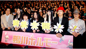 『鴨川ホルモー』初日舞台挨拶。（左から）本木克英監督、芦名星、濱田岳、山田孝之、栗山千明、石田卓也、斉藤祥太