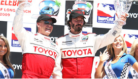 アル・アンサーJr.と並んで表彰台上でカップを掲げるキアヌ・リーヴス -(C) Splash/AFLO