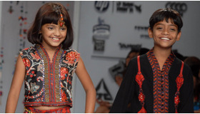 共演のアズルディン・モハメド・イスマイルと一緒にファッションショーを歩くルビーナ -(C) Rex Features / AFLO