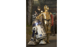 R2-D2とC-３PO／『スター・ウォーズ／フォースの覚醒』- (C) 2015Lucasfilm-Ltd.-&-TM