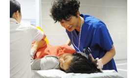 清水富美加＆綾野剛／「コウノドリ」-(C)TBS