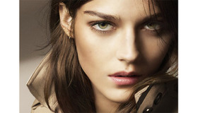 バーバリーがメイクアップコレクションの国内展開をスタート