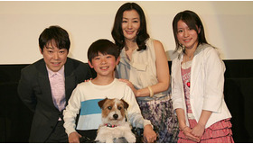 『ぼくとママの黄色い自転車』完成披露試写会にて（左から）阿部サダヲ、武井証、鈴木京香、安部美央