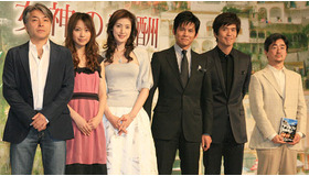 『アマルフィ 女神の報酬』製作報告会見（左から）西谷弘監督、戸田恵梨香、天海祐希、織田裕二、佐藤浩市、真保裕一