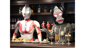 ウルトラマンとダダが、「ウルトラマンカフェ」のスイーツをアピール