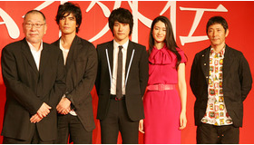 『カムイ外伝』製作報告会見にて（左から）崔洋一監督、伊藤英明、松山ケンイチ、小雪、小林薫