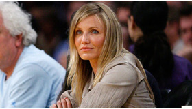 6日、NBAの試合を観戦するキャメロン・ディアス　-(C) Reuters/AFLO