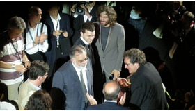 喝采を浴びるコッポラ監督とアルデン・エーレンレイク、ヴィンセント・ギャロ　photo：Ayako Ishizu