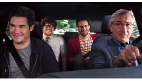 アダム・ディバインら若手俳優たち／『マイ・インターン』（C）2015 WARNER BROS.ENTERTAINMENT INC.AND RATPAC-DUNE ENTERTAINMENT LLC ALL RIGHTS RESERVED