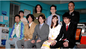 『ブラック会社——』撮影現場会見。（前列左から）品川祐、田辺誠一、小池徹平、マイコ、田中圭、（後列左から）千葉雅子、池田鉄洋、中村靖日、佐藤祐市監督