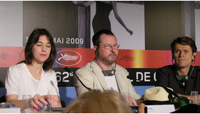 『ANTICHRIST』記者会見にて（左から）シャルロット・ゲンズブール、ラース・フォン・トリアー監督、ウィレム・デフォー