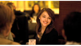 クロエ・グレース・モレッツ／『アクトレス～女たちの舞台～』 - (C)  2014 CG CINEMA - PALLAS FILM - CAB PRODUCTIONS - VORTEX SUTRA - ARTE France Cinema - ZDF/ARTE - ORANGE STUDIO - RTS RADIO TELEVISION SUISSE - SRG SSR