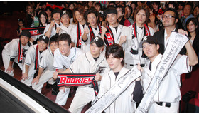 『ROOKIES』初日舞台挨拶に集合したニコガクメンバーたち。（前列左から）桐谷健太、中尾明慶、小出恵介、佐藤隆太、市原隼人、城田優、高岡蒼甫、（後列左から）村川絵梨、石田卓也、尾上寛之、五十嵐隼士、佐藤健、川村陽介、山本裕典、平川雄一朗監督